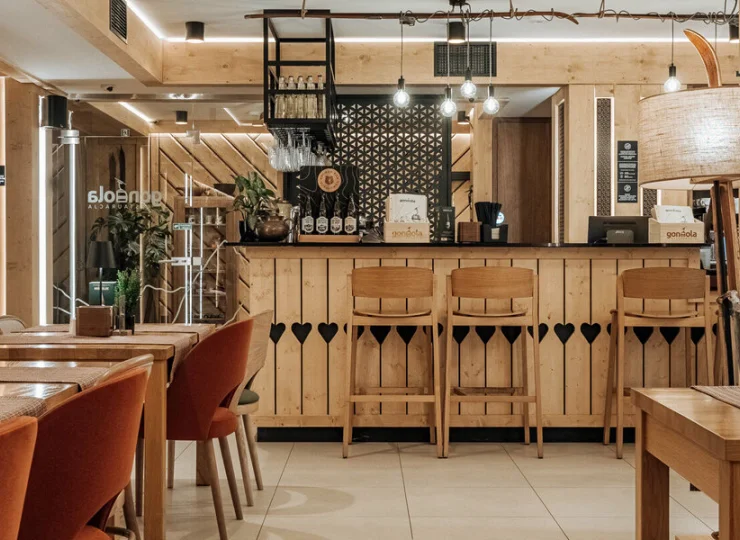 W hotelu znajduje się restauracja z drink barem