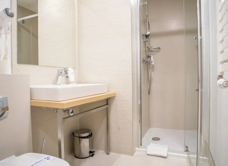 W łazience jest prysznic, suszarka do włosów i kosmetyki