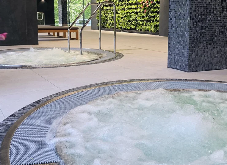 Jest tu nie tylko basen i sauna, ale także wanny jacuzzi