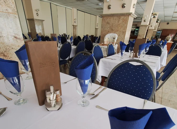 Sala może pomieścić 160 gości, ma też taras