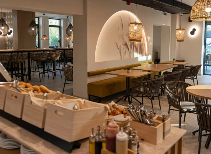 W przyjemnej atmosferze można tu korzystać z bufetowych dań