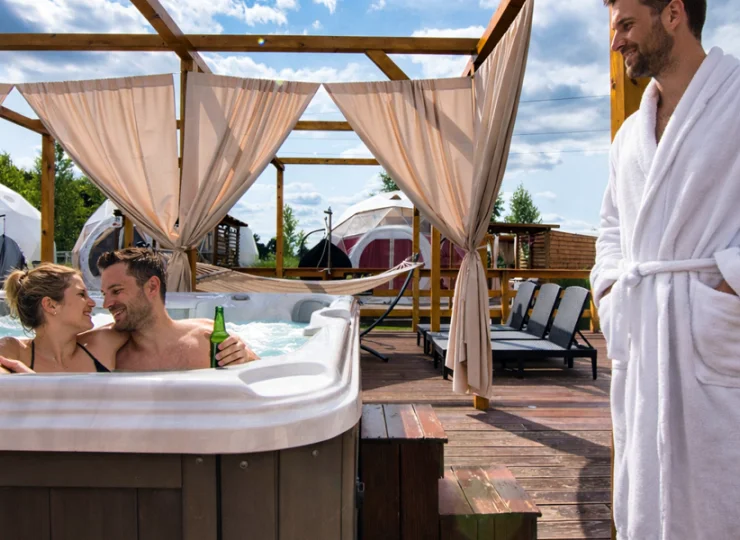 Dorośli cieszą się z relaksu w strefie wellness