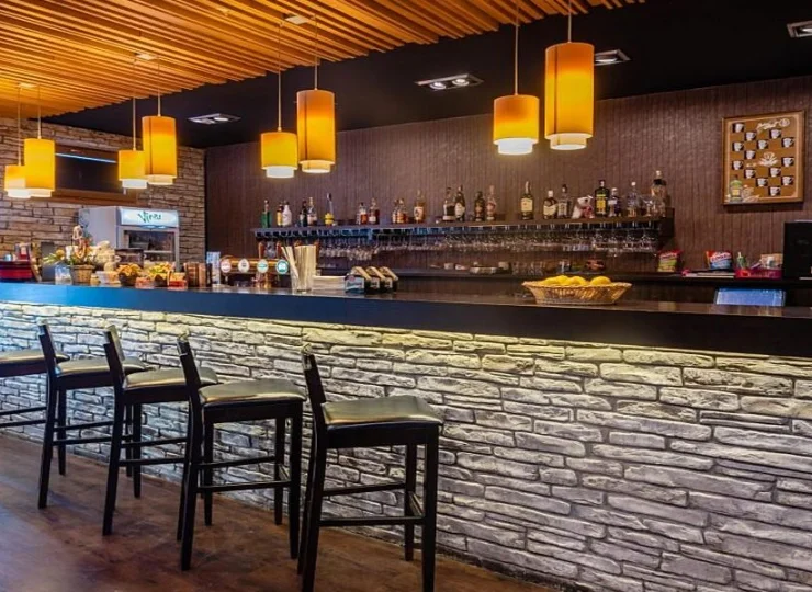 W obiekcie działa nie tylko restauracja, ale też bar