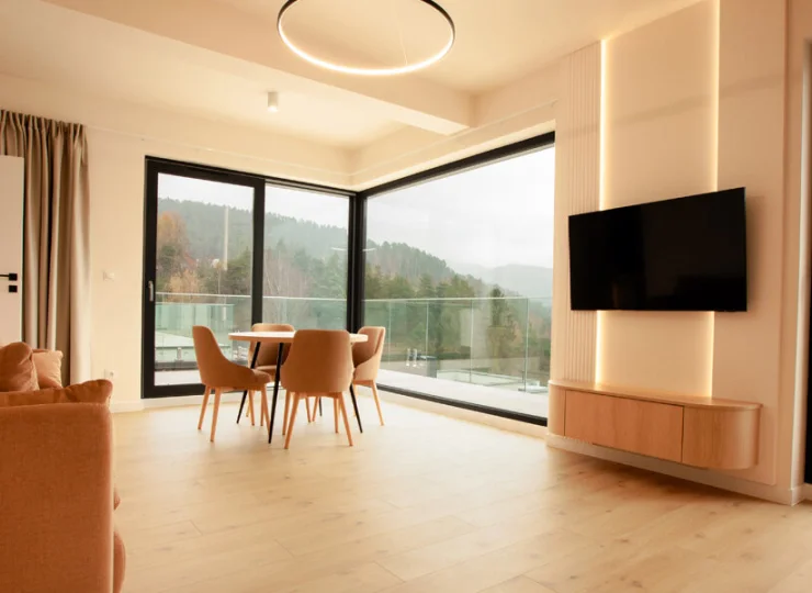 Na gości czekają tutaj przestronne apartamenty oraz pokoje hotelowe 4*