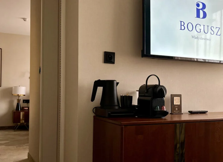 Każdy pokój ma zestaw do parzenia kawy i herbaty, a superior też ekspres do kawy