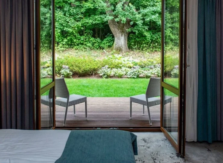 Każdy pokój ma balkon lub taras