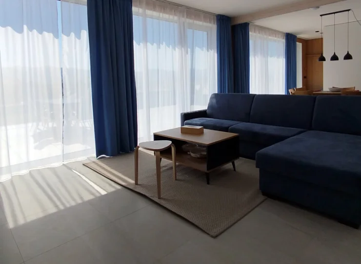 Przestronny pokój dzienny apartamentu PanoMara Exclusive z jacuzzi