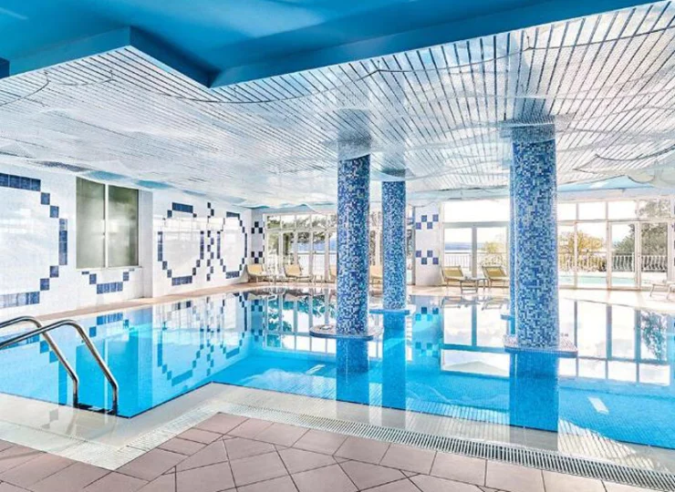 W hotelu znajdują się baseny zewnętrzny i wewnętrzny