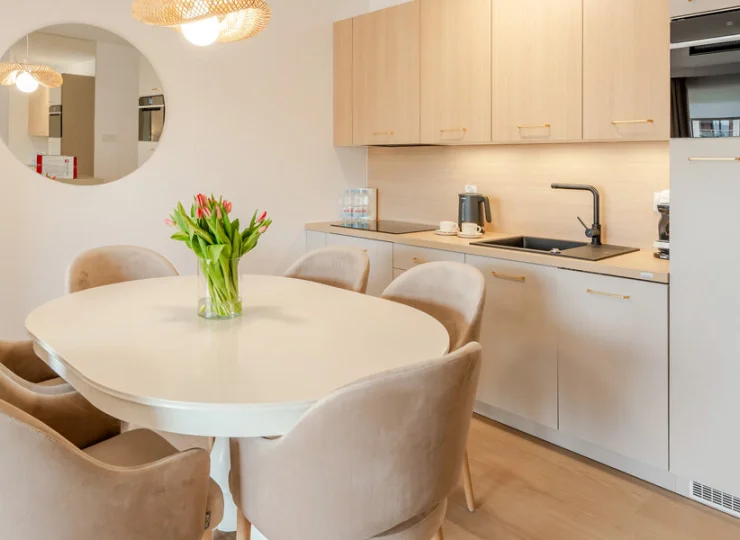 Aneks kuchenny i kącik jadalniany w apartamencie