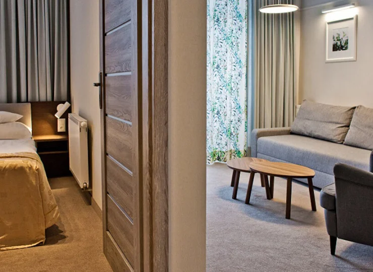 Apartamenty składają się z pokoju dziennego i sypialni