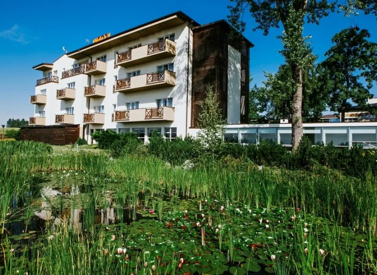 Malowniczy staw obok hotelu