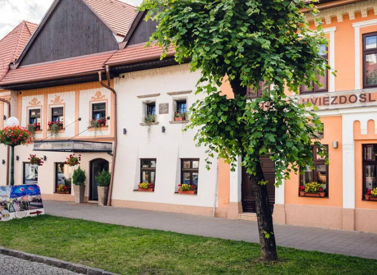 Hotel mieści się w czterech zabytkowych budynkach z XVII wieku