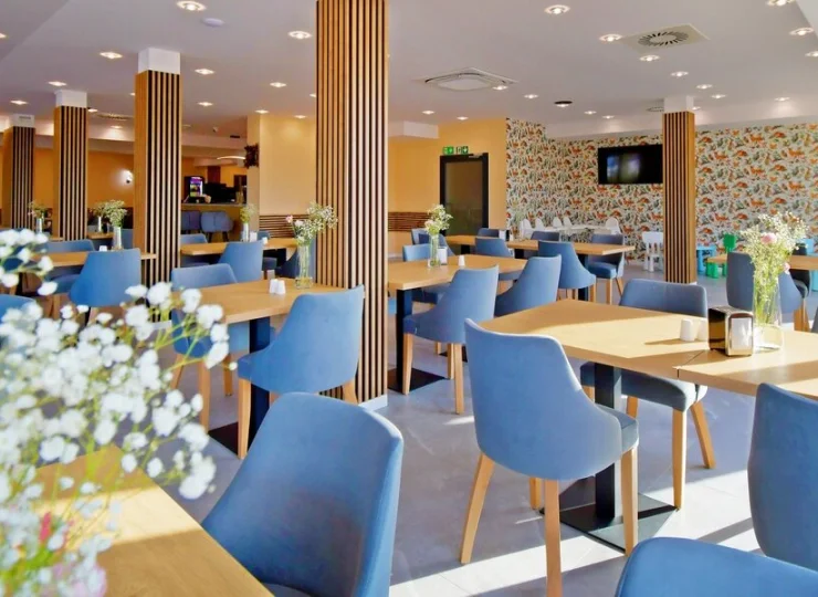 Wnętrze restauracji jest przyjemnie urządzone