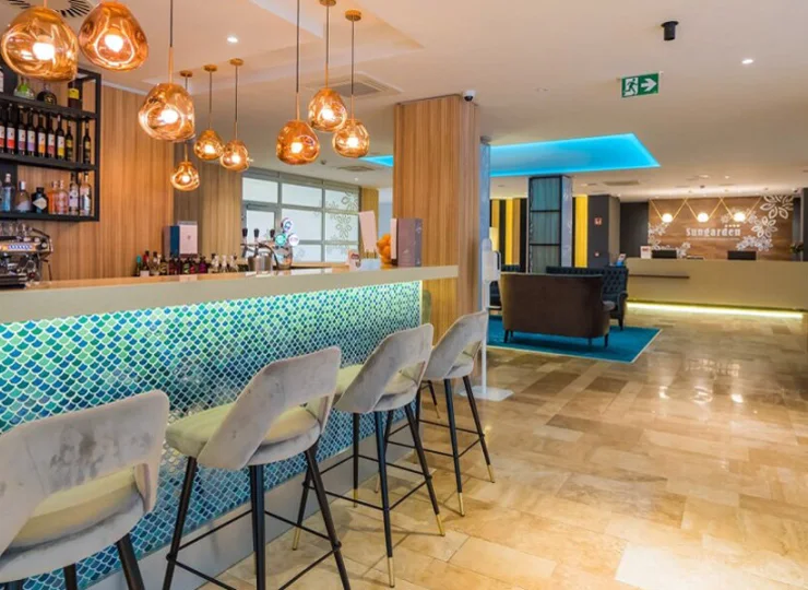 W hotelu mieści się także kawiarnia, wieczorem zamieniająca się w drink bar