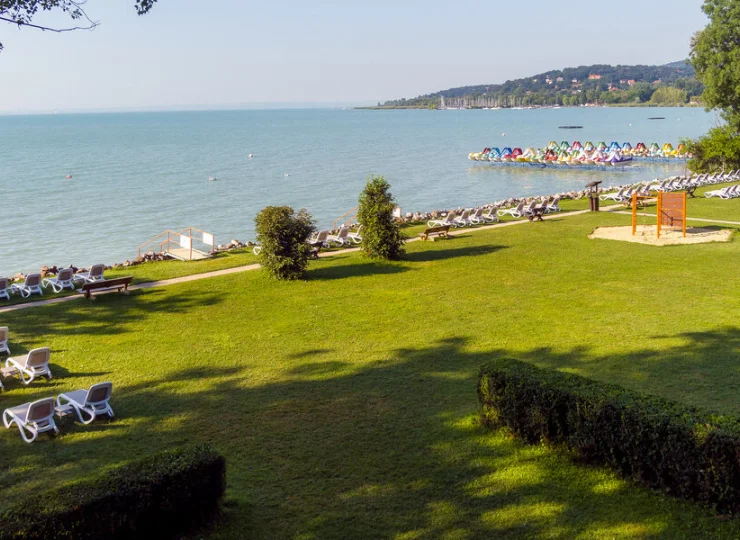 Na prywatnej plaży na gości czekają leżaki