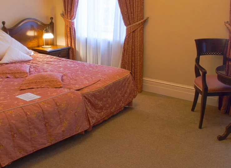 Pokoje 2-os. standard mają widok na góry albo park