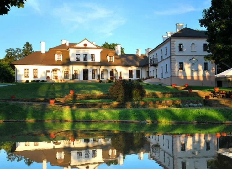 Centrum kompleksu stanowi dwór nad stawem