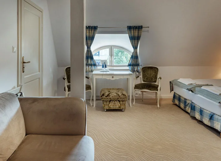 Pokoje w oficynie i powozowni mieszczą się także na poddaszu