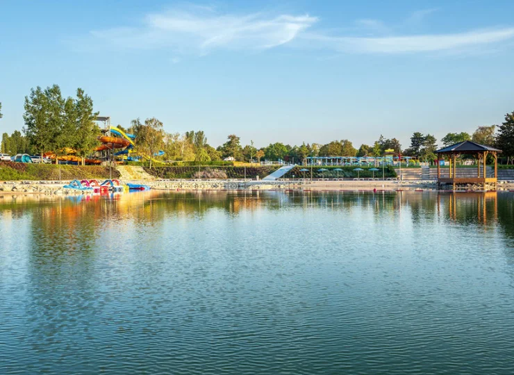 Obok hotelu rozciąga się jezioro z rozbudowaną infrastrukturą