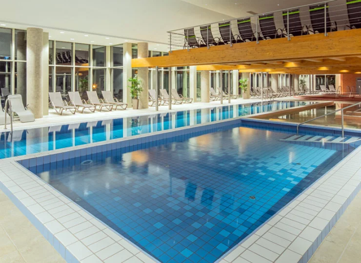 Hotel posiada przestronny kompleks basenowy i strefę wellness
