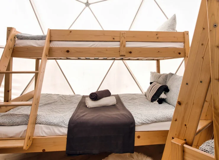 W sypialni domku 7-os. są dwa łóżka piętrowe, a w salonie rozkładana sofa