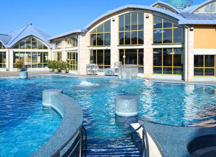 Hotel sąsiaduje bezpośrednio z pełnym atrakcji kompleksem termalnym