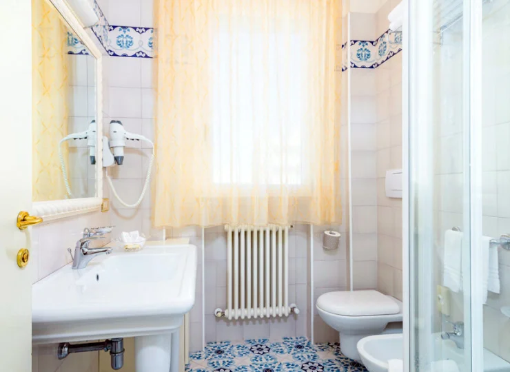 W łazience jest prysznic, suszarka do włosów, kosmetyki i ręczniki