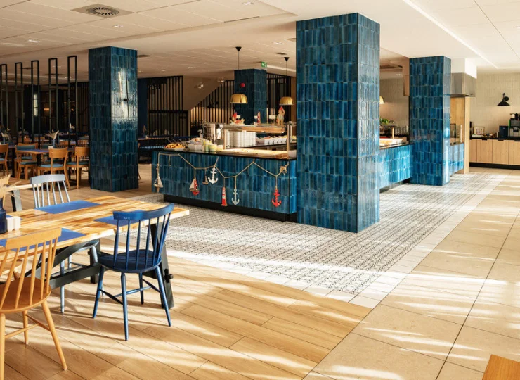 Jej wnętrza urządzono w marynistycznym stylu