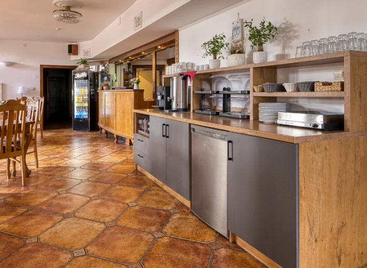 Na terenie Siedliska Żurawie znajduje się restauracja