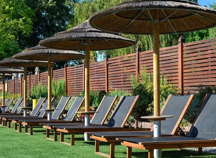 W zewnętrznej części term jest też sporo miejsc do odpoczynku