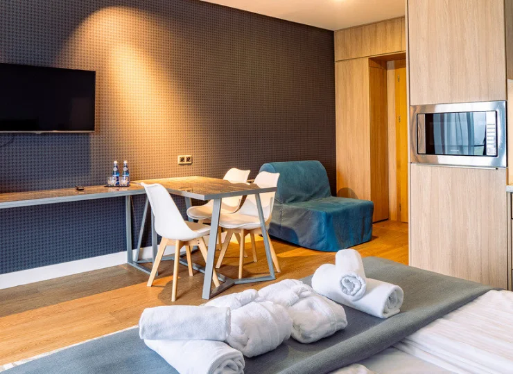 W apartamencie studio jest podwójne łóżko i rozkładany fotel dla 1 osoby