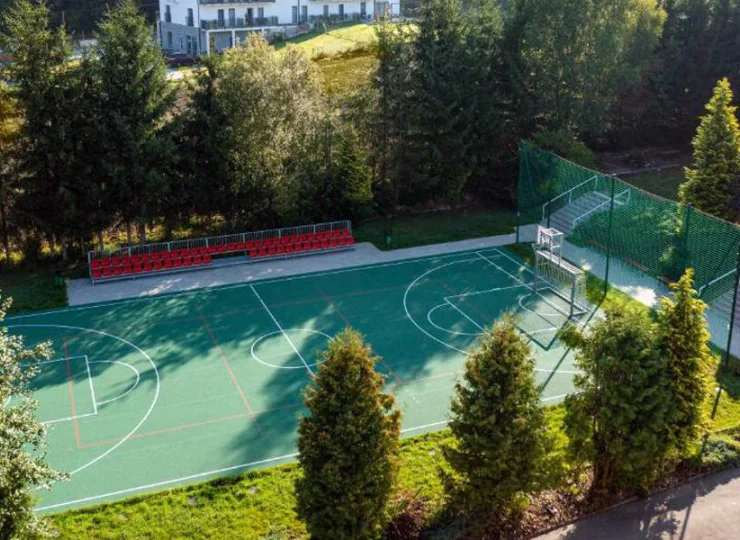 Na terenie obiektu znajduje się wielofunkcyjne boisko