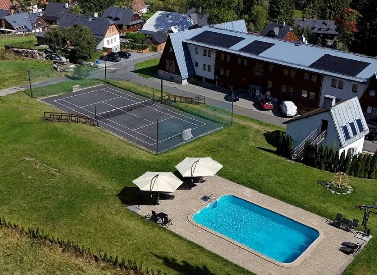 Hotel ma własny kort tenisowy