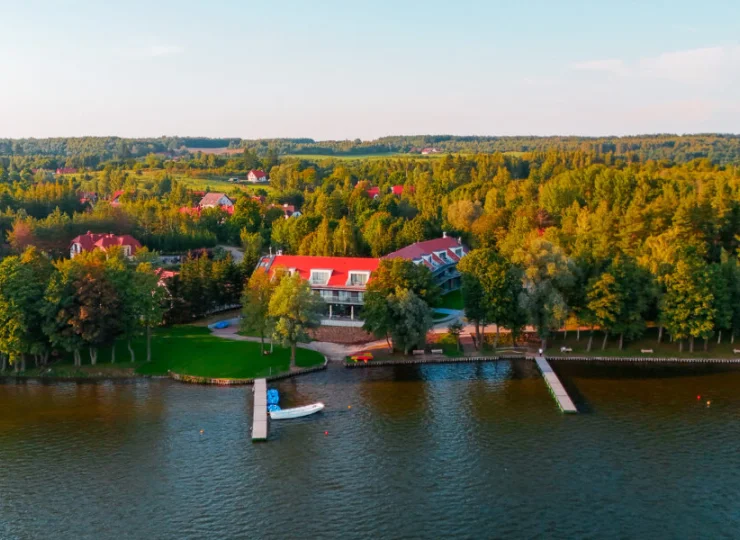 Hotel wprost nad brzegiem jeziora Święcajty, z bezpośrednim zejściem do wody