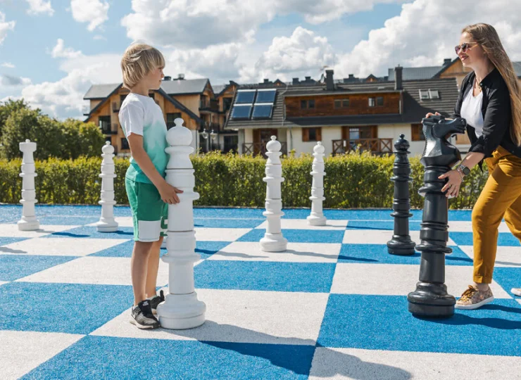 Na terenie obiektu znajdują się gigantyczne szachy