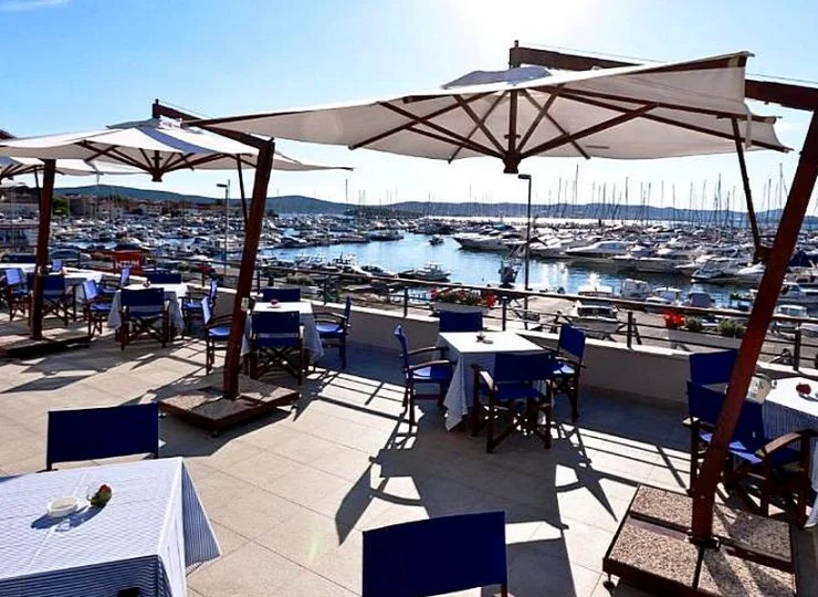 Hotel IN jest położony przy marinie