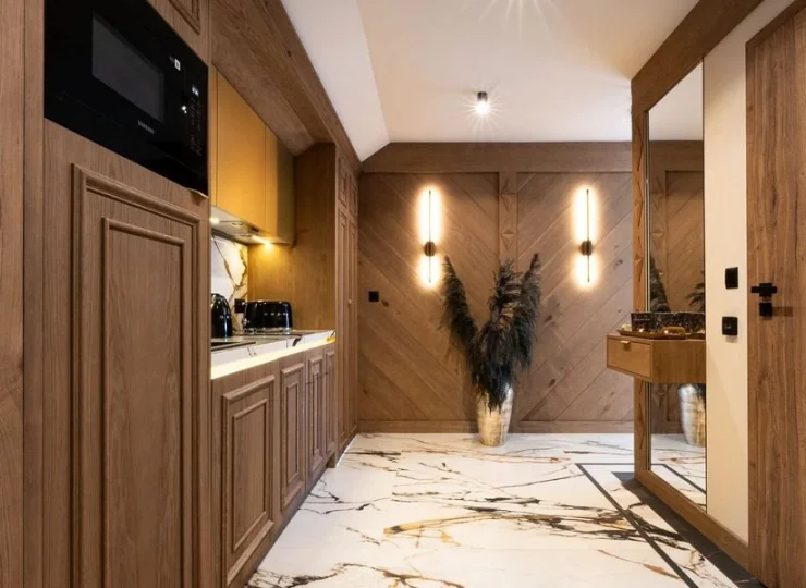 Korytarz i aneks kuchenny w Apartamencie Krzesanica
