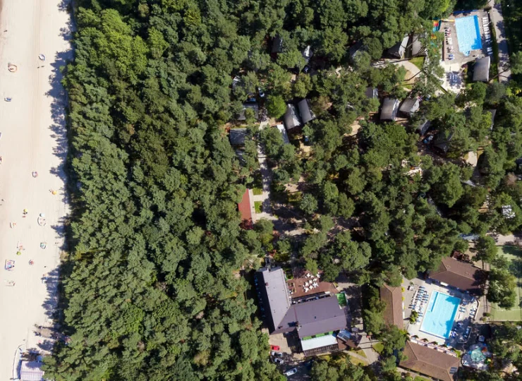 Resort jest położony przy plaży - dzieli go od niej zaledwie 50 m