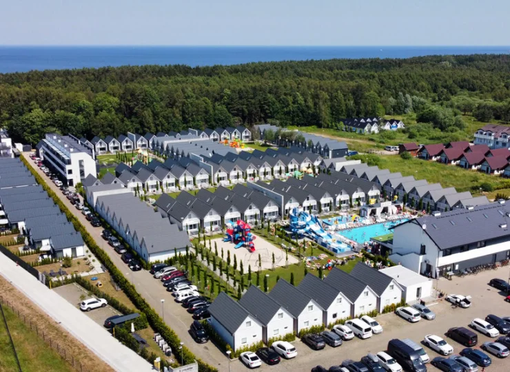 Kompleks składa się z apartamentów i domków, ma własny parking