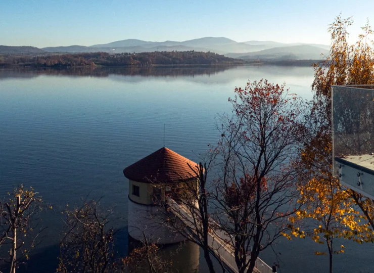 W okolicy dominują widoki na jezioro i góry