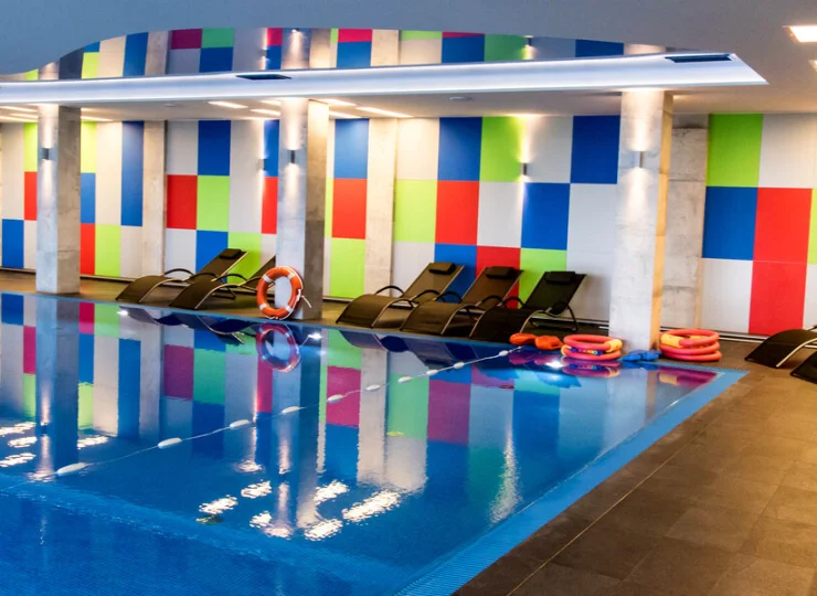 Obok basenu rozstawiono leżaki