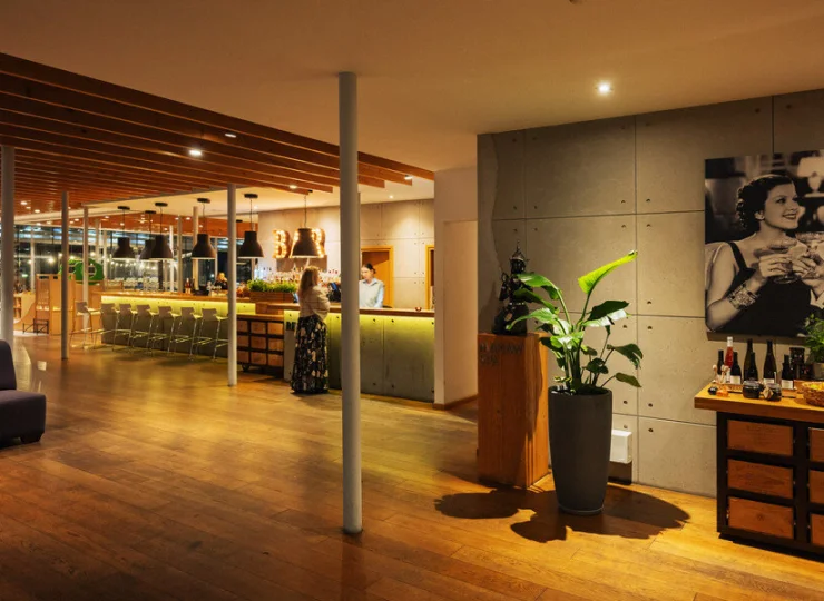 Z lobby jest połączona nie tylko restauracja, ale też bar