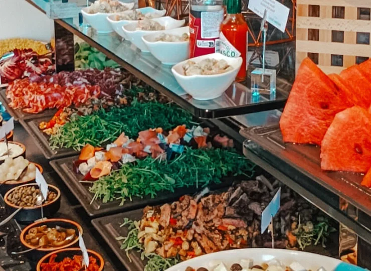 Śniadanie jest podawane w formie bufetu