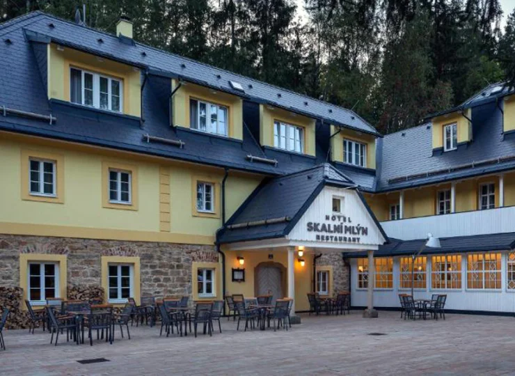 W ciepłe dni można korzystać ze stolików na zewnątrz