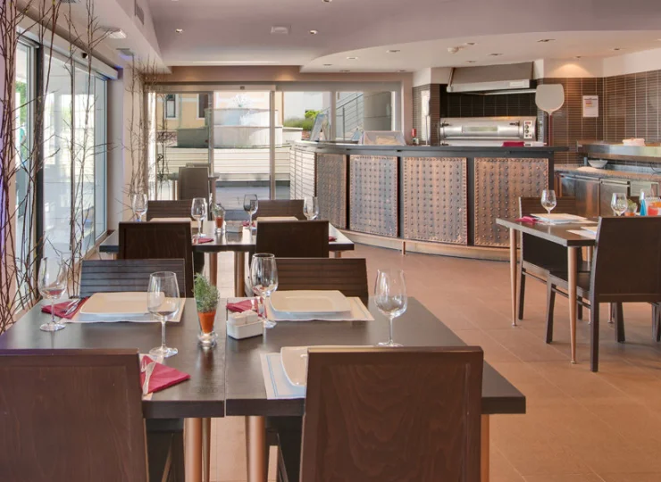 W hotelu mieszczą się restauracje i bary