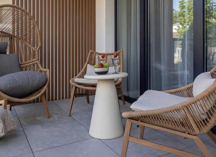 Na balkonach znajdują się wygodne meble