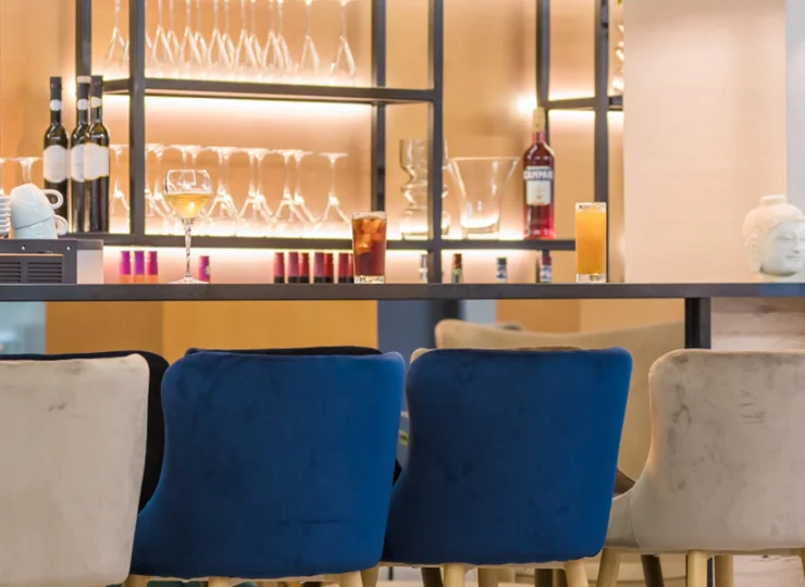 Bar w lobby jest czynny od wczesnego poranka aż do północy