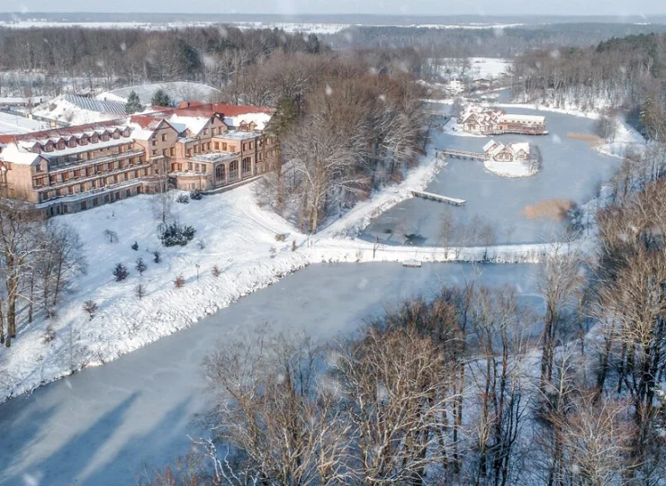 Dolina Charlotty Resort & SPA leży nad jeziorem i jest otoczona lasami