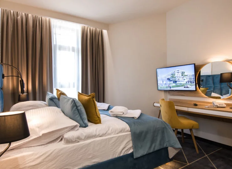 Pokoje wyposażono mi.in. w minibar, sejf, telewizor