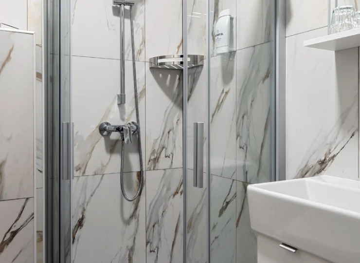 Łazienka z prysznicem i suszarką do włosów